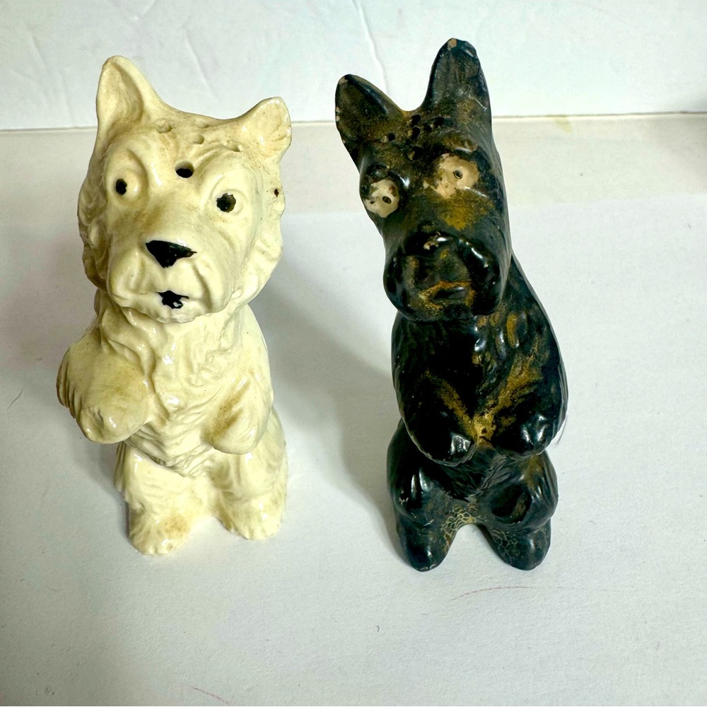 Vintage black and white dog salt and pepper shakers. Cute dogs Vinatge S&P